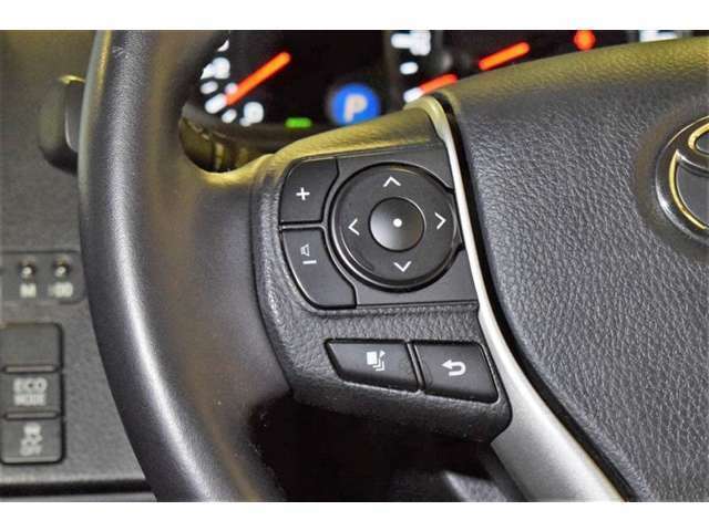 ハンドルのボタン操作でオーディオ等がコントロール出来ますので、利便性だけでなく事故防止にも繋がりますよ！