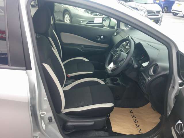 運転席側から観たフロントシートのイメージです。