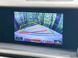 【バックカメラ】駐車時に後方がリアルタイム映像で確認できます。大型商業施設や立体駐車場での駐車時や、夜間のバック時に大活躍！運転スキルに関わらず、今や必須となった装備のひとつです！
