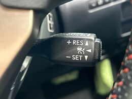 【レーダークルーズコントロール】高速道路での長距離走行が楽に！！自動で速度を保つクルーズコントロールが、衝突軽減システムと連携し、前方の車両を感知して車間を保つように速度調節してくれます！！