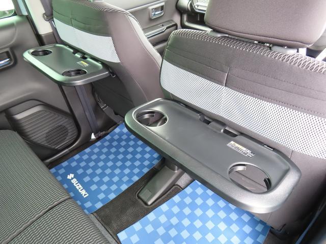 【パーソナルテーブル】運転席と助手席のシートバックに折り畳み式のテーブル！各テーブルにドリンクホルダーとショッピングフックが二つずつ付いています☆ドライブの合間にご利用下さい＾＾