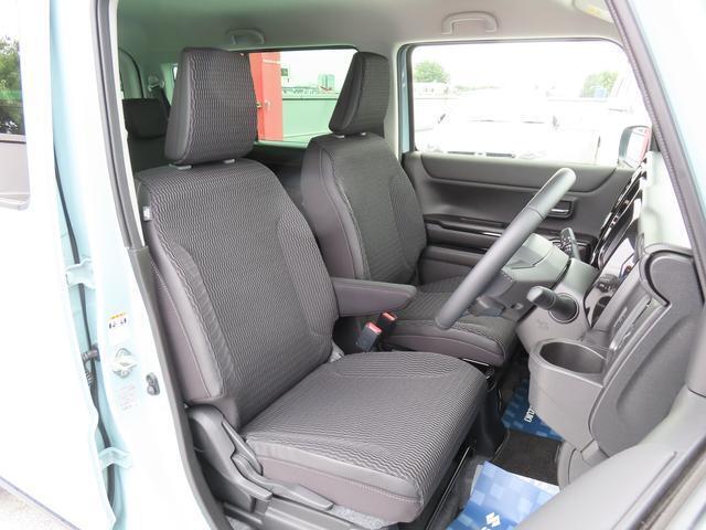 【フロントシート】インパネにシフトが付いているので足元広々！運転席から助手席の移動も楽々♪どちらからでも乗り降り出来るので、狭い場所の乗り降りも楽ちんですよ♪