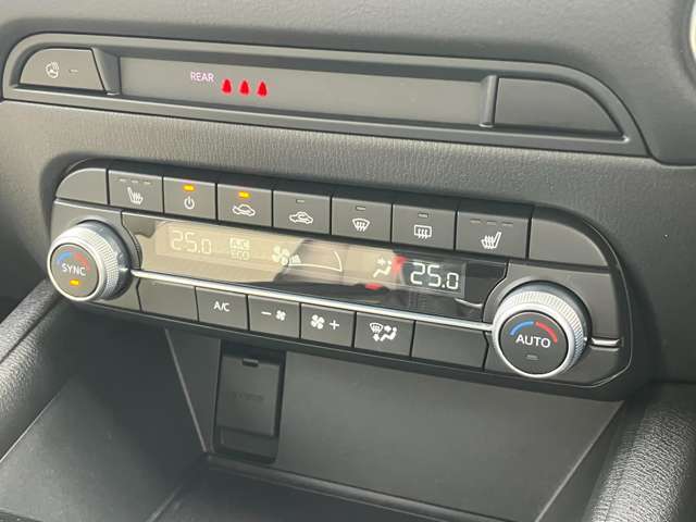 設定した温度に対して風量を自動調整してくれる、オートエアコンを装備しております。