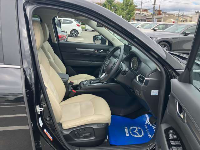 体をしっかりサポートしてくれるシート。クッション性もあり、座り心地もいいですよ！長時間のドライブでも疲労を軽減してくれます。