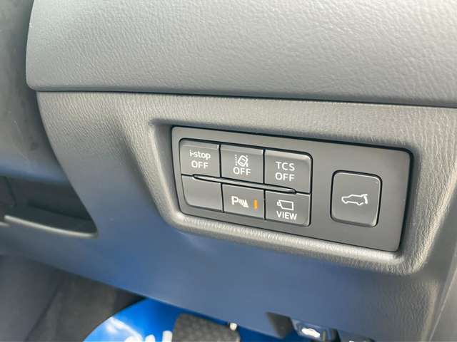 横滑り防止装置やアイドリングストップなど各機能を操作できるクラスタースイッチです。