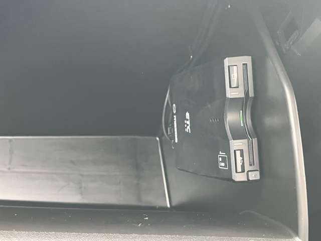 ETC車載機は助手席側のグローブボックス内部に取り付けられております。盗難防止に役立ちますし、邪魔になる事にもなりません！