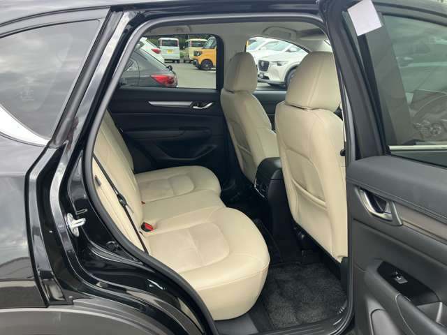 リアシートも厚みのあるシートでホールド感があり、長距離のドライブでも疲れを少なくさせてくれます。