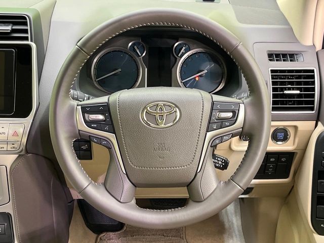 インテリアに合わせたデザインのステアリングは、運転される方のことも考え、運転しやすい形状、大きさです。是非一度、実際に触ってお確かめください。