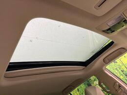 【サンルーフ】開放感たっぷりの希少装備、サンルーフが装着されています！車内に明かりを取り入れたり景色を楽しむ以外にも、車内の空気も簡単に換気できて快適です！