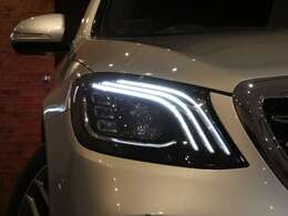 DOHC・V型8気筒・ツインターボ/3982cc/電子制御9速AT612ps/91.8kg.m（カタログ値）全長530×全幅191×全高150