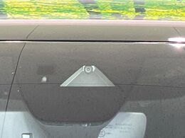 【スマートシティブレーキサポート】低速走行中に前方の車両等を認識し、衝突しそうな時は警報とブレーキで衝突回避と被害軽減をアシスト。より安全にドライブをお楽しみいただけます。