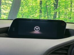 【8.8インチマツダコネクト】車内の雰囲気にマッチした大型のディスプレイ。スマホ接続でのナビ使用やBluetooth再生等、様々な機能が楽しめます。直感的なダイヤル操作が可能で、使い勝手も良好です。