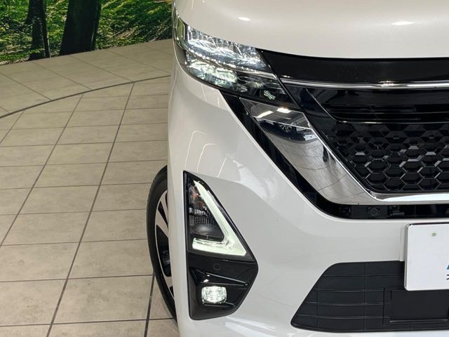 【LEDヘッドライト】悪天候や夜間走行時も良好な視界を確保し安心して運転できる高輝度LEDヘッドライトを装備！点灯速度が早く、消費電力も抑えられています。