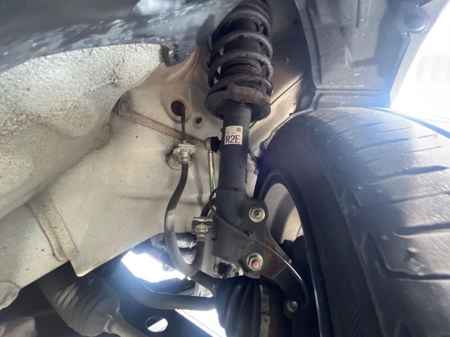 お車を安心してお乗りいただく為には、足回りの定期点検が欠かせません。サービスサポート（有償保証）では無料点検もご提供しており、安心のカーライフをお過ごしいただけるサポート体制が整っています。