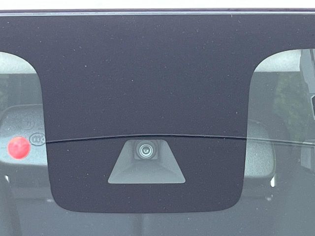 【エマージェンシーブレーキ】走行中に前方の車両等を認識し、衝突しそうな時は警報とブレーキで衝突回避と被害軽減をアシスト。より安全にドライブをお楽しみいただけます。