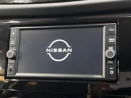 【純正ナビ】人気の純正ナビを装備しております。ナビの使いやすさはもちろん、オーディオ機能も充実！キャンプや旅行はもちろん、通勤や買い物など普段のドライブも楽しくなるはず♪