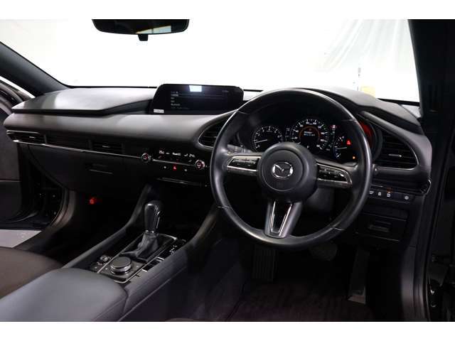 BP系マツダのMAZDA3ファストバックが入荷しました！レギュラー走行のお車です。車両重量1340kg・WLTCモード燃費は16.6km/L・直列4気筒エンジン・111馬力のお車です（※カタログ参照）