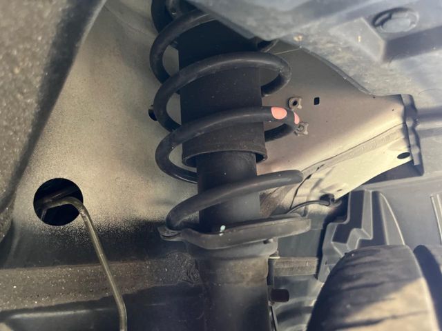 お車を安心してお乗りいただく為には、足回りの定期点検が欠かせません。サービスサポート（有償保証）では無料点検もご提供しており、安心のカーライフをお過ごしいただけるサポート体制が整っています。