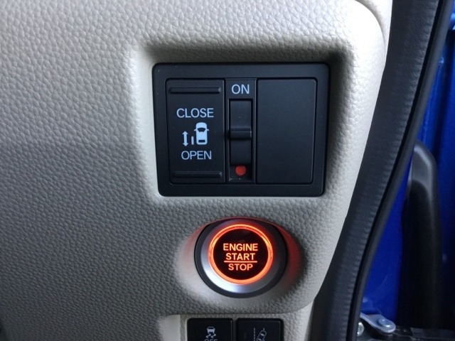 【助手席側パワースライドドア】です。リモコンや運転席のスイッチ操作で楽々自動開閉。