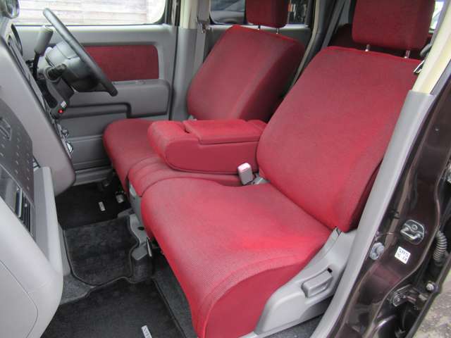 運転席と助手席のシートには目立つ擦れやキズ等もなくキレイな状態です♪シートのクッション性も良く座り心地も良好です♪ベンチシートなので左右の行き来もラクラクです♪