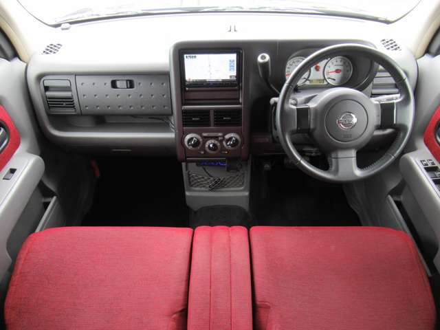 内装はグレーと赤を基調とした明るい雰囲気の車内になっております♪パネル類にも目立つキズや汚れ等も無くとてもキレイな状態です♪