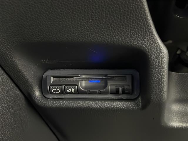 【ETC】有料道路を利用する際に料金所で停止することなく通過できる、ETC車載器（ノンストップ自動料金収受システム機器）が装備されています。セットアップを行うことで利用可能になります。