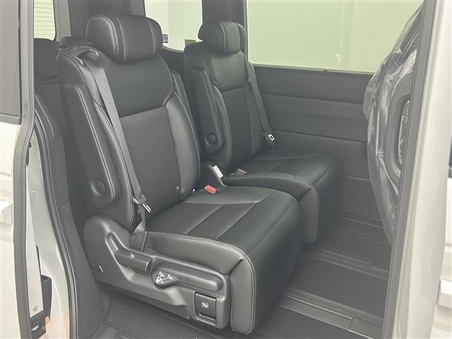 【トランク】積み込みやすくて、たっぷり積める荷室です。シートアレンジできるものは、乗車人数と荷物の量や大きさによってシートを動かすことができるので、より快適なドライブが可能です！