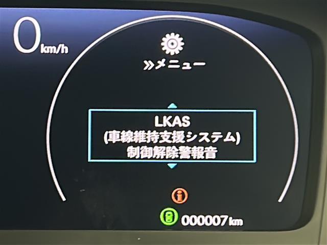 【車線維持支援システム/レーンキープアシスト（LKAS）】システムが車線を検知し、クルマが車線の中央付近を維持して走行するようにステアリング操作を支援します！機能には限界があるためご注意ください。