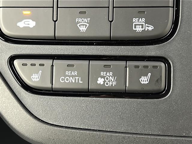 【シートヒーター】シートを温めてくれる暖房機器です！長時間座っていると負担が掛かりやすい背中や腰、または冬場などの寒い日に冷えやすい脚部に快適なぬくもりを伝えます。