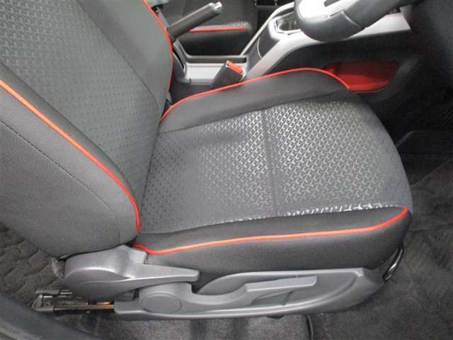運転席です。座席の上下もできるシートアジャスター付きです。