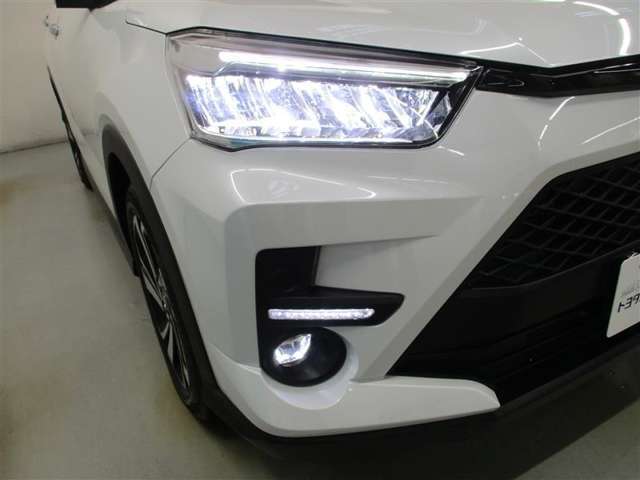 LEDヘッドライトとフォグランプのコラボです。雨や雪の日も安心！フォグランプがお車の存在を際立たせますね♪