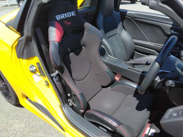 運転席は社外（BRIDE）のシートになります。※純正あり