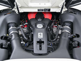 3.9L・V8ツインターボエンジンをリアミッドに搭載しております。