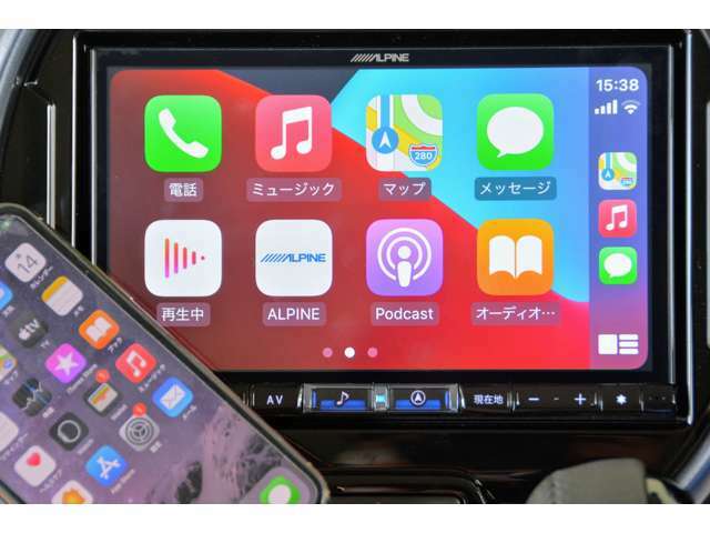 「Apple　CarPlay」でiPhoneをナビに接続すれば、いつものアプリを大画面ディスププレイに表示♪音楽再生、ルート検索、メッセージの送受信などをタップ操作や音声操作で運転時にも快適に使えます