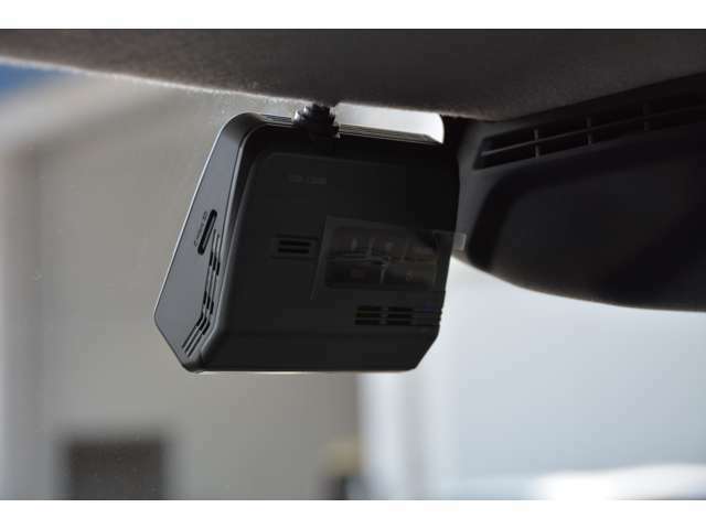 フロント/リアの2カメラ装備のドライブレコーダーを追加しますアルパインカーナビと連携することで、ナビ画面で録画の確認が行えるほか各種設定の操作が可能。駐車中を録画で監視。動くものや衝撃を録画します。