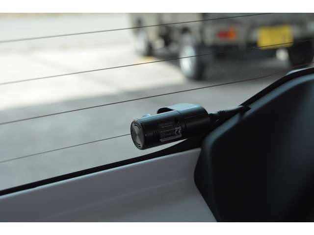 フロント/リアの2カメラ装備のドライブレコーダーを追加しますアルパインカーナビと連携することで、ナビ画面で録画の確認が行えるほか各種設定の操作が可能。駐車中を録画で監視。動くものや衝撃を録画します。