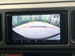 【バックカメラ】駐車時に後方がリアルタイム映像で確認できます。大型商業施設や立体駐車場での駐車時や、夜間のバック時に大活躍！運転スキルに関わらず、今や必須となった装備のひとつです！