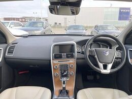 XC60　D4　クラシック　入荷しました！広々としたラゲッジスペース、座席空間を備えたSUVモデルです！シートヒーターやバックカメラ、本革シートなど高級感を感じさせる装備もついております！