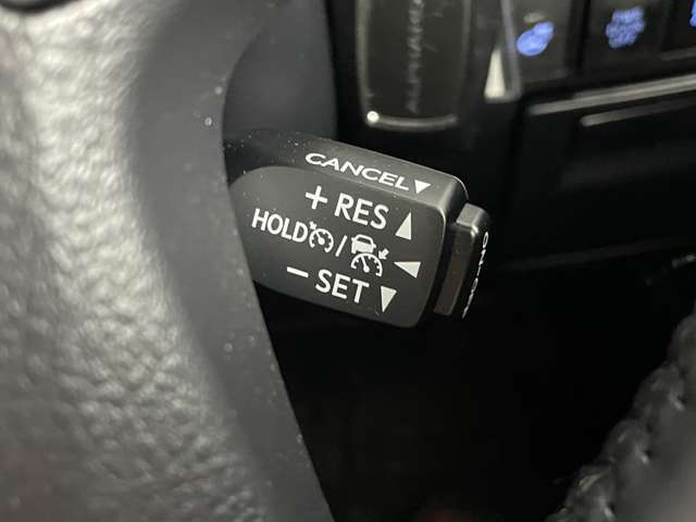 【　クルーズコントロール　】高速道路で便利なクルーズコントロールも装着済み。アクセルを離しても一定速度で走行ができる装備です。加速減速もスイッチ操作でOKです。