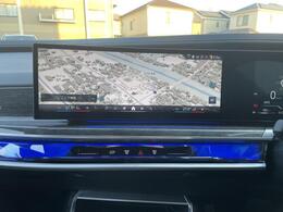 BMWのナビゲーションは操作性も良く、詳細な地図情報と交通状況を見やすく表示し、快適なドライビングをサポートしながら目的地までナビゲートします。