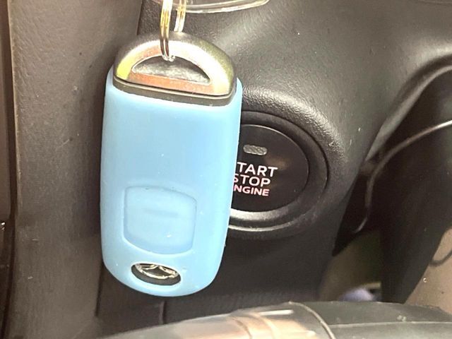 【キーレス】少し離れた場所からでもボタン一つでドアの開錠・施錠ができるのでとっても便利！ドアの鍵穴周りに傷をつけることもありません♪