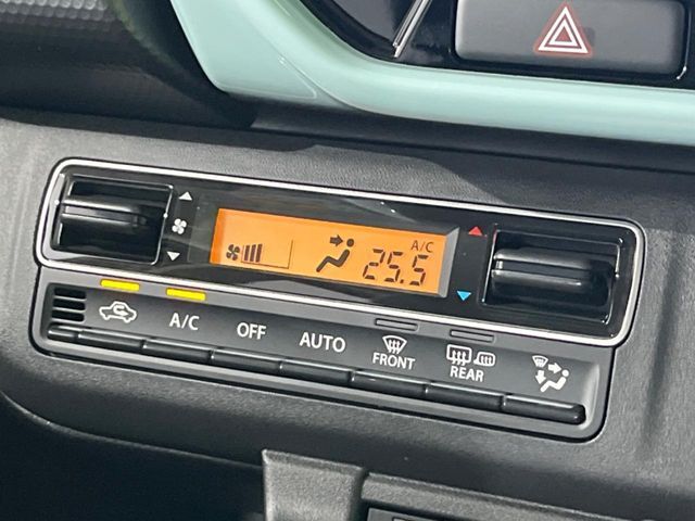 【オートエアコン】一度お好みの温度に設定すれば、車内の温度を検知し風量や温度を自動で調整。暑い…寒い…と何度もスイッチ操作をする必要はありません。快適な車内空間には必須の機能ですね♪