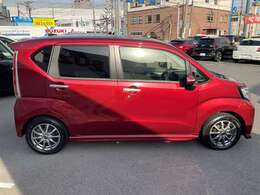 右側からの写真です　ファイアークォーツレッドメタリックの発色が印象的ですね