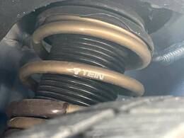 【車高調】車高が低くなり、スタイリッシュな見た目となっております。車両の重心が下がる事で、走行時の安定性も向上します♪