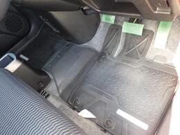 フロアマット装着済み！取り外しも簡単なので掃除もラクラク！