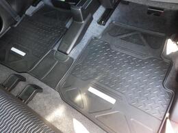 リヤフロアマット付きです。