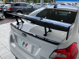 【ドライカーボンリヤスポイラー】スポーツカーらしさがグッと引き立つ大型リヤスポイラーを装着♪高速走行時のスタビリティ（走行安定性）向上に役立ちます。