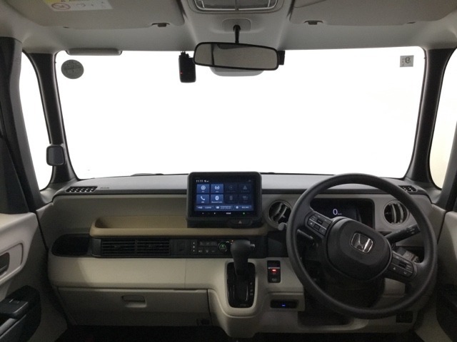フロントガラスが大きく、ワイドな視界で運転もしやすくなるように設定されています。