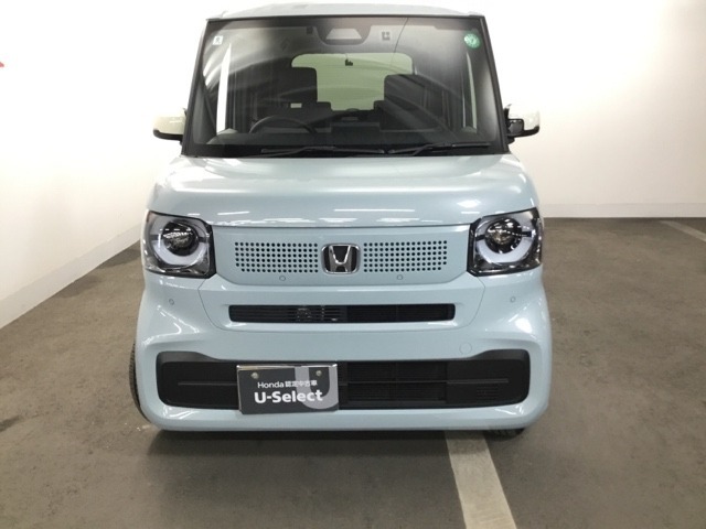車の顔ともいえるヘッドライトは、丸目で愛嬌を感じさせるデザインです。