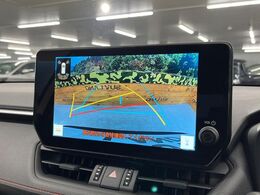 【バックカメラ】駐車時に後方がリアルタイム映像で確認できます。大型商業施設や立体駐車場での駐車時や、夜間のバック時に大活躍！運転スキルに関わらず、今や必須となった装備のひとつです！
